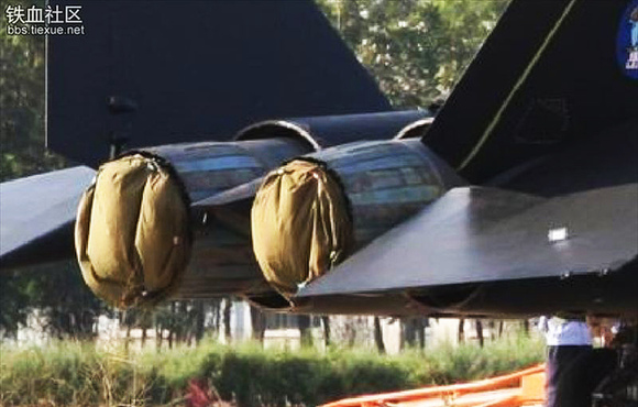 殲-31隱身戰(zhàn)機成功首飛 殲-11B空中伴飛