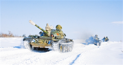 我軍新型步戰(zhàn)車(chē)亮相雪地駕駛訓(xùn)練（圖）