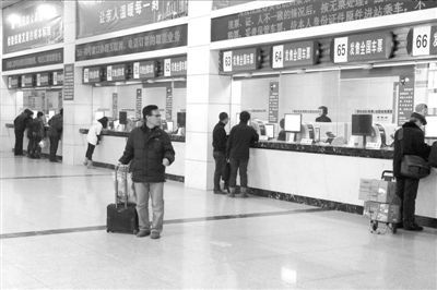 工信部未叫停瀏覽器搶票插件 “國(guó)家隊(duì)”來(lái)?yè)尀?/></p>

<p><span>本報(bào)訊近日，部分媒體報(bào)道，工信部下達(dá)通知要求有關(guān)瀏覽器停用搶票插件，昨日新華社中國(guó)網(wǎng)事官方微博發(fā)布消息稱(chēng)，工信部電信管理局市場(chǎng)管理處于1月18日晚與三家互聯(lián)網(wǎng)企業(yè)電話(huà)溝通，要求企業(yè)關(guān)注網(wǎng)絡(luò)情況，采取措施，避免影響售票系統(tǒng)正常運(yùn)行。但否認(rèn)要求企業(yè)停用搶票插件，并稱(chēng)強(qiáng)制叫停于法無(wú)據(jù)。“強(qiáng)制叫停于法無(wú)據(jù)，電話(huà)建議不是強(qiáng)制性的?！?/span></p>

<p><span>就在昨天，人民日?qǐng)?bào)旗下的即刻搜索推出了自己的搶票工具“即刻搶票”。這意味著搶票軟件不僅未被叫停，反而引來(lái)了“國(guó)家隊(duì)”選手參加。</span></p>

<p><span>上周五，有消息稱(chēng)由于金山網(wǎng)絡(luò)的獵豹瀏覽器搶票插件給鐵道部12306訂票網(wǎng)站造成了巨大壓力，金山網(wǎng)絡(luò)被鐵道部約談。甚至還有消息稱(chēng)工信部給金山、360、搜狗、傲游等做了搶票插件的瀏覽器廠(chǎng)商下發(fā)通知，要求停止搶票插件。不過(guò)，本報(bào)記者從金山網(wǎng)絡(luò)、360、搜狗和傲游等多家瀏覽器廠(chǎng)商采訪(fǎng)證實(shí)，至今沒(méi)有一家收到工信部的叫停通知，他們的搶票工具可以正常使用。</span></p>

<p><span>就在想買(mǎi)票春節(jié)回家過(guò)年的網(wǎng)民擔(dān)心搶票軟件可能會(huì)被封殺之時(shí)，人民日?qǐng)?bào)旗下的即刻搜索作為“國(guó)家隊(duì)”出列，也高調(diào)宣布推出搶票工具，這讓網(wǎng)民長(zhǎng)舒一口氣。</span></p>
</p>
</div>
</div>

<div   class=