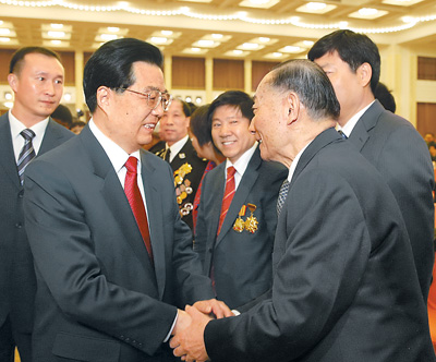 中共中央國務(wù)院舉行春節(jié)團拜會