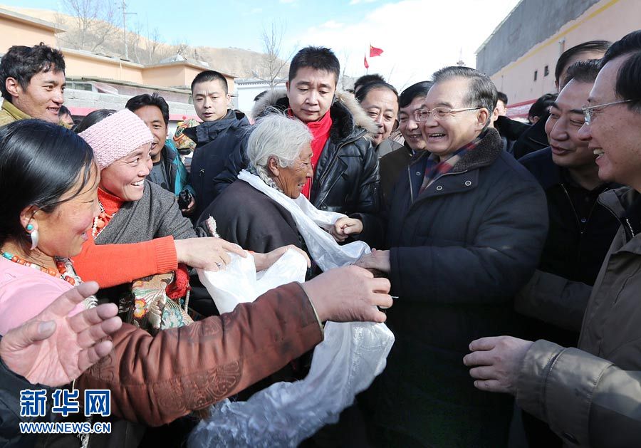 高清圖:溫家寶元旦前夕到玉樹(shù)看望慰問(wèn)各族干部群眾