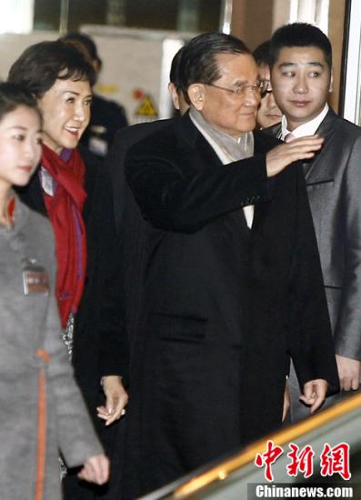臺(tái)報(bào)：連戰(zhàn)訪(fǎng)問(wèn)大陸為兩岸交流再邁歷史性一步
