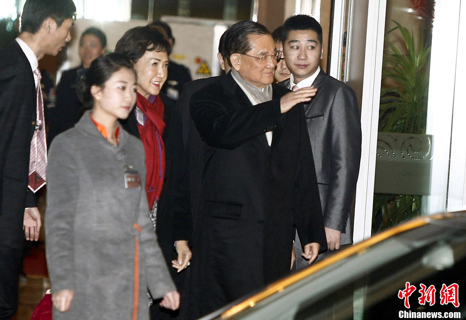 國民黨榮譽主席連戰(zhàn)抵達北京(圖)