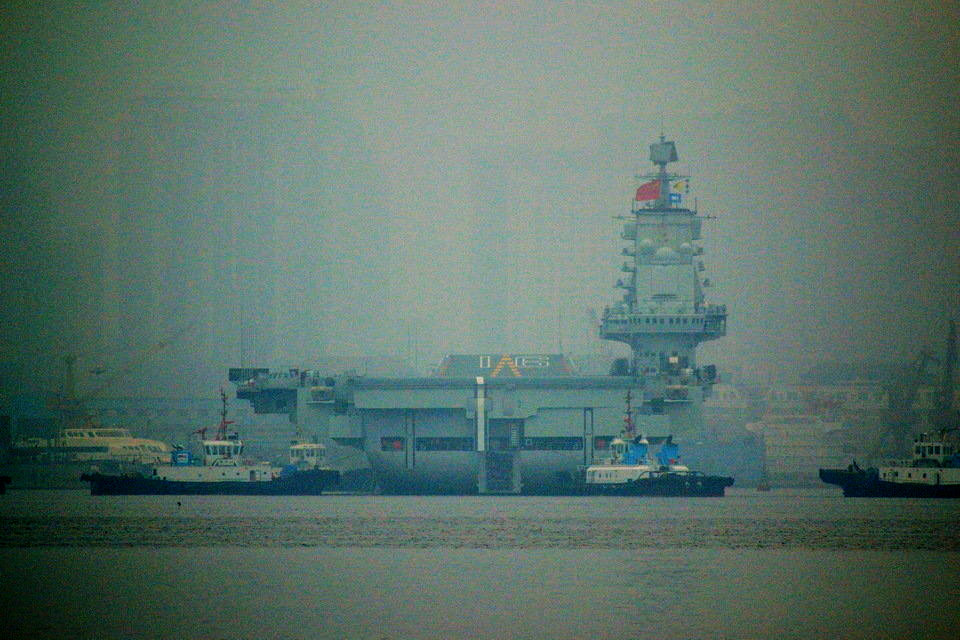 高清組圖：遼寧艦霧中出港 或前往部署母港
