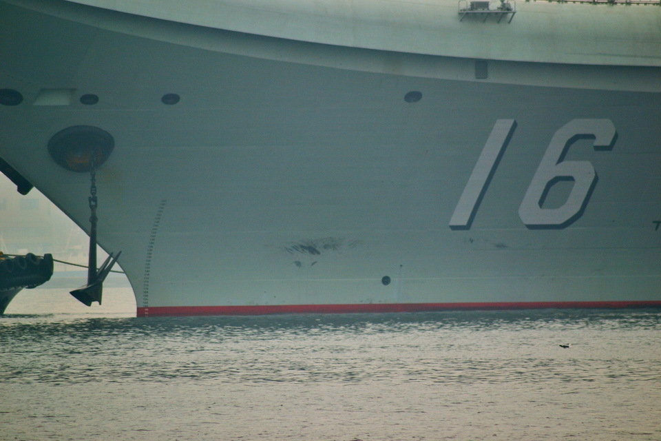 高清組圖：遼寧艦霧中出港 或前往部署母港