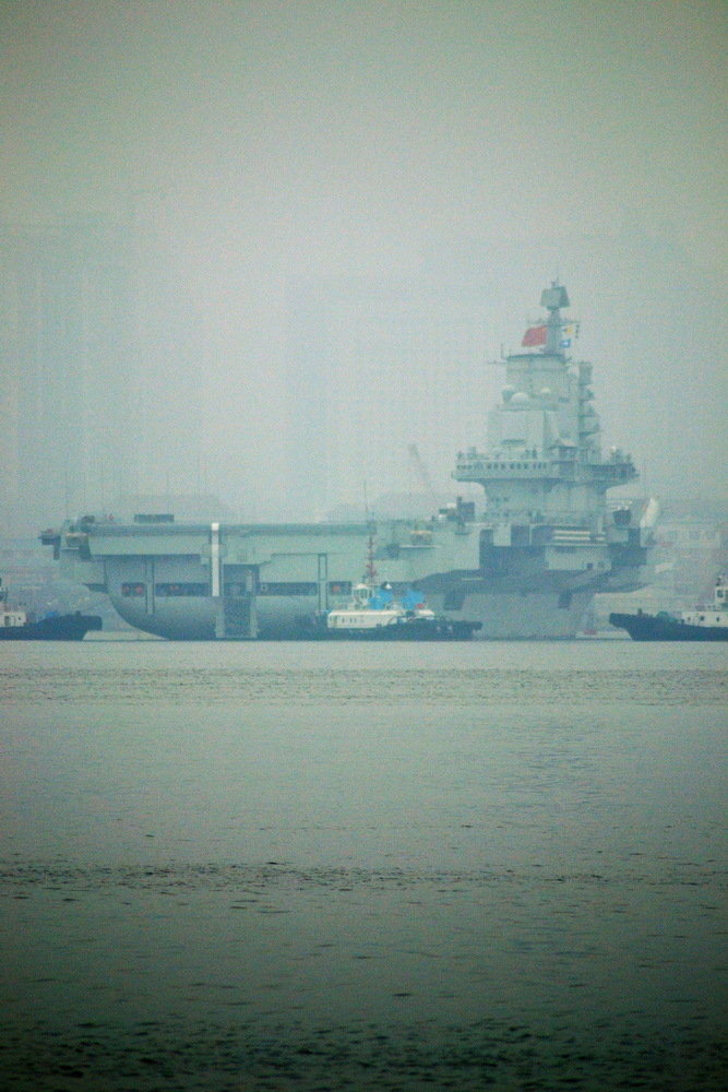 高清組圖：遼寧艦霧中出港 或前往部署母港