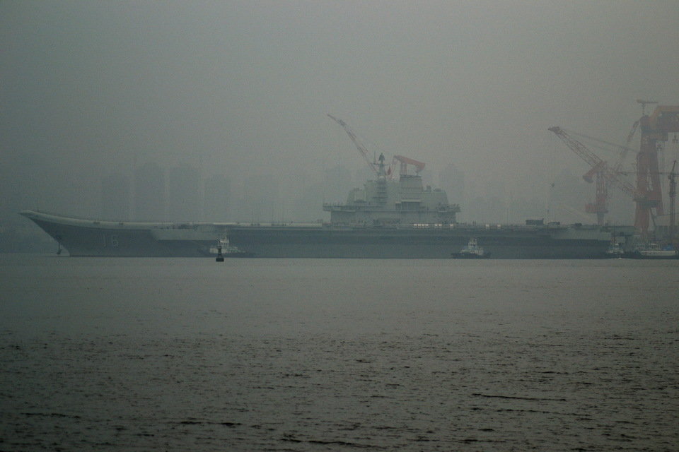 高清組圖：遼寧艦霧中出港 或前往部署母港