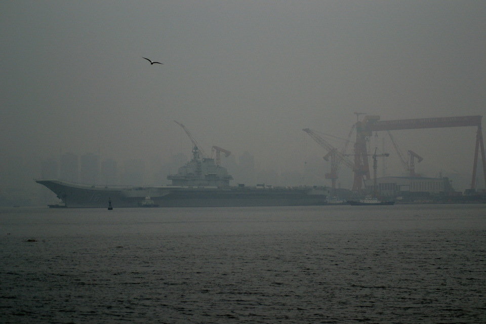 高清組圖：遼寧艦霧中出港 或前往部署母港