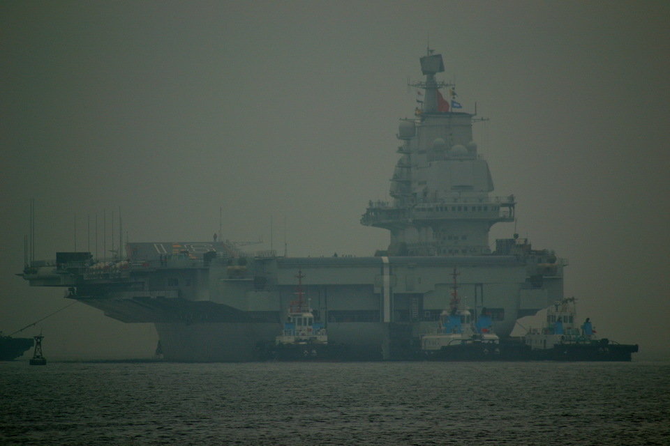 高清組圖：遼寧艦霧中出港 或前往部署母港