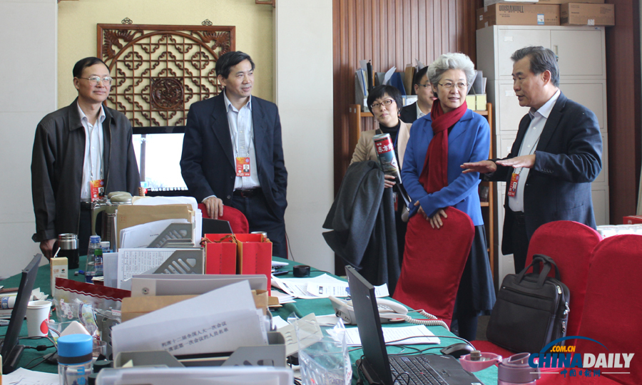 十二屆全國人大一次會議副秘書長、新聞發(fā)言人傅瑩看望媒體工作者