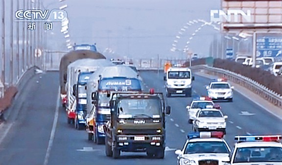 神十飛船運(yùn)抵酒泉 實(shí)拍押運(yùn)車隊(duì)運(yùn)送過(guò)程