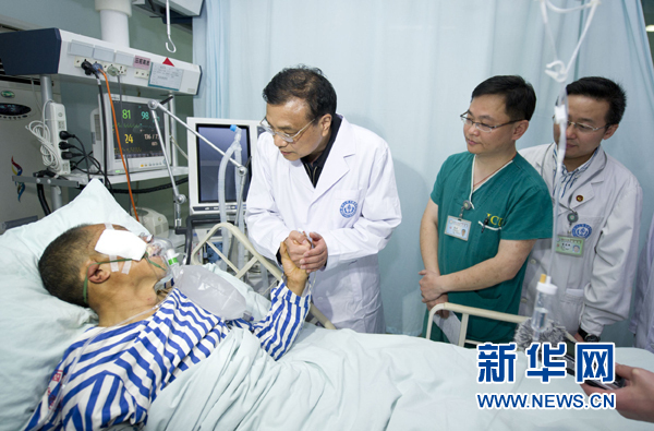 李克強(qiáng)到華西醫(yī)院看望地震危重傷員