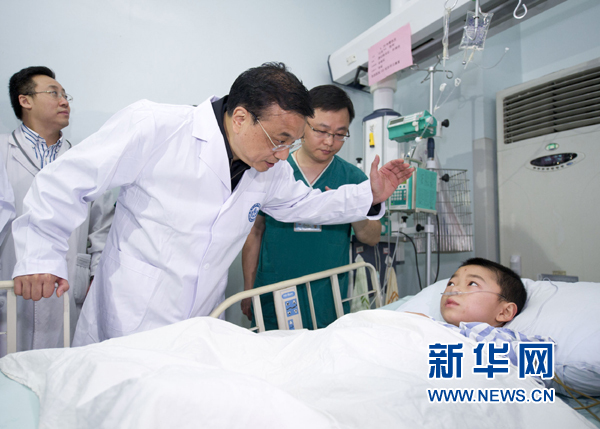 李克強(qiáng)到華西醫(yī)院看望地震危重傷員
