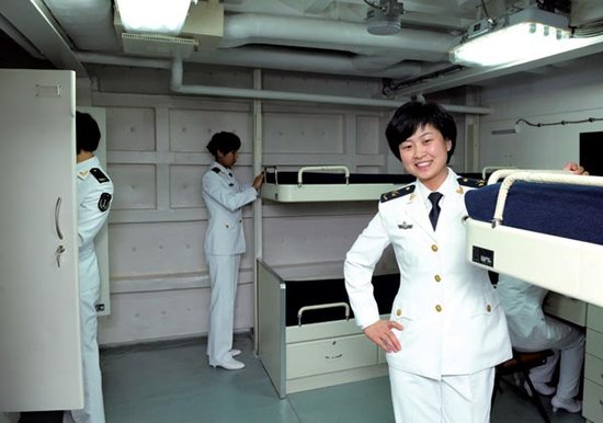 我國首艘航母遼寧艦內(nèi)部曝光 3000多個艙室如同迷宮