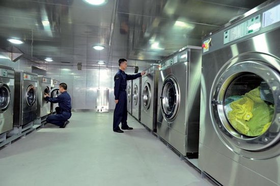 我國(guó)首艘航母遼寧艦內(nèi)部曝光 3000多個(gè)艙室如同迷宮