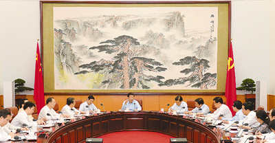 習(xí)近平在同團(tuán)中央新一屆領(lǐng)導(dǎo)班子成員集體談話時強調(diào)<BR><BR>緊跟黨走在時代前列走在青年前列在實現(xiàn)中華民族偉大復(fù)興的征途中續(xù)寫新光榮