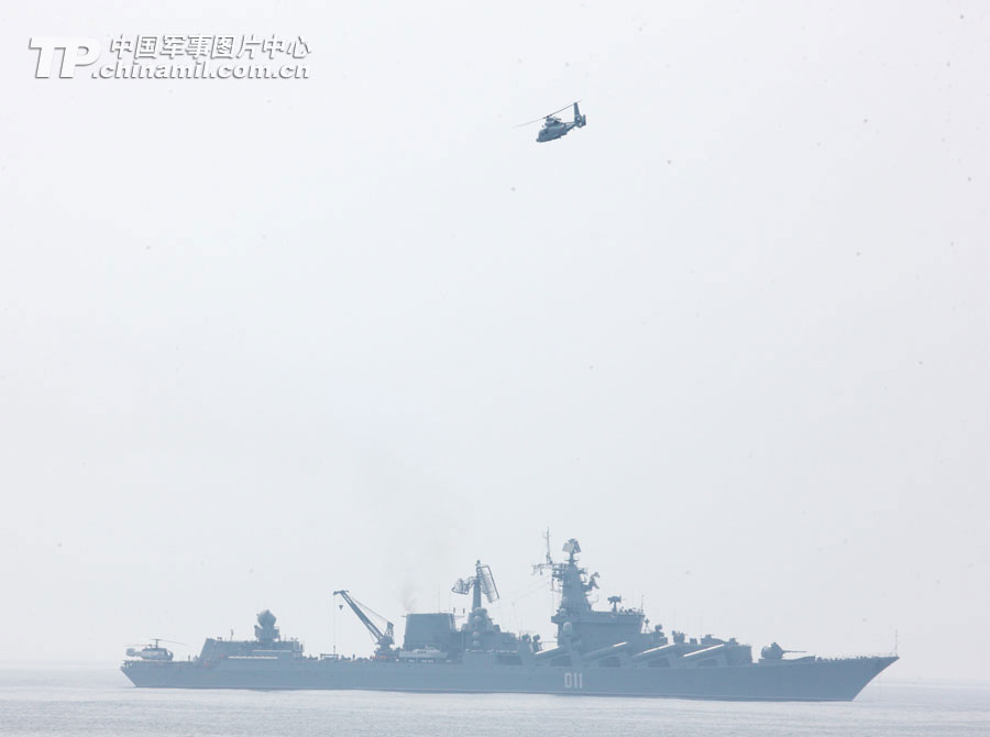 中俄聯(lián)合軍演 我軍直-9與俄巡洋艦并肩反潛