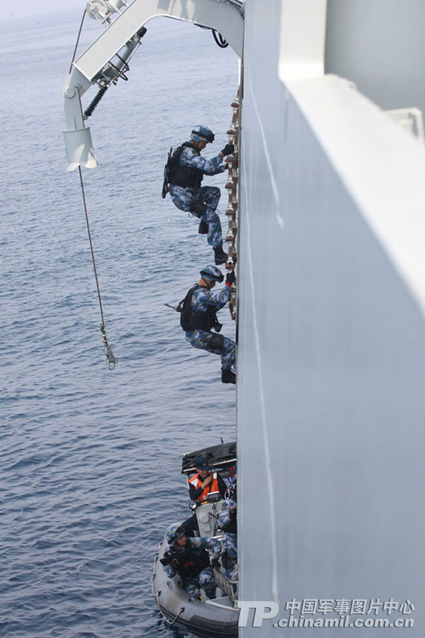 中俄聯(lián)合軍演 我軍直-9與俄巡洋艦并肩反潛