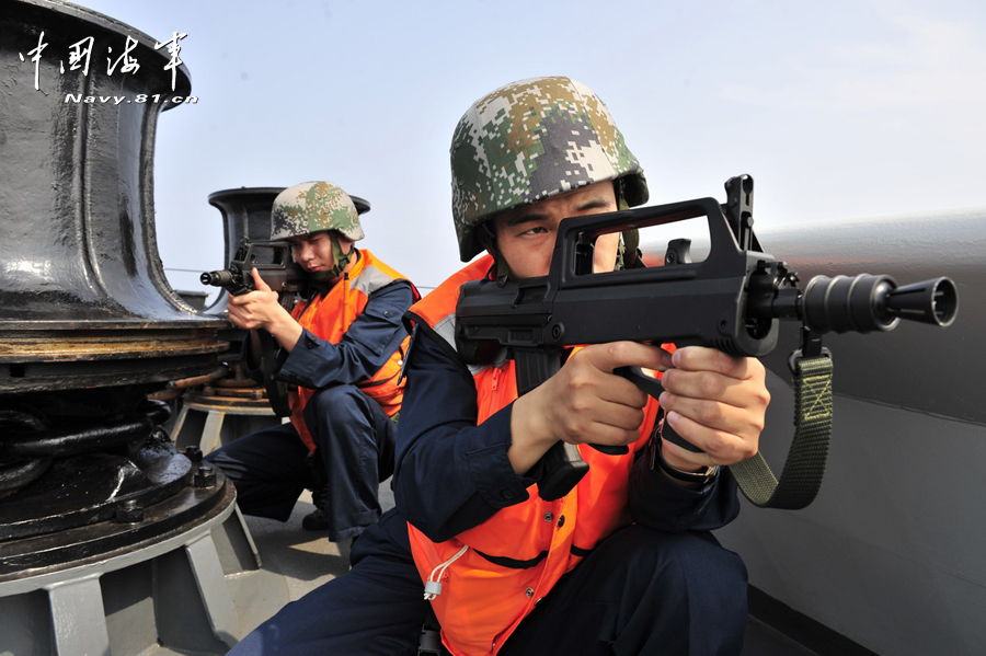 中俄聯(lián)合軍演 我軍直-9與俄巡洋艦并肩反潛