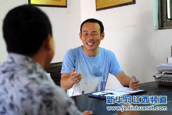 “這個(gè)小伙子很實(shí)在，我們相信他。”——記大學(xué)生“村官”邢鐳
