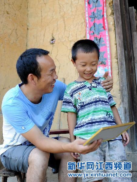 “這個(gè)小伙子很實(shí)在，我們相信他。”——記大學(xué)生“村官”邢鐳