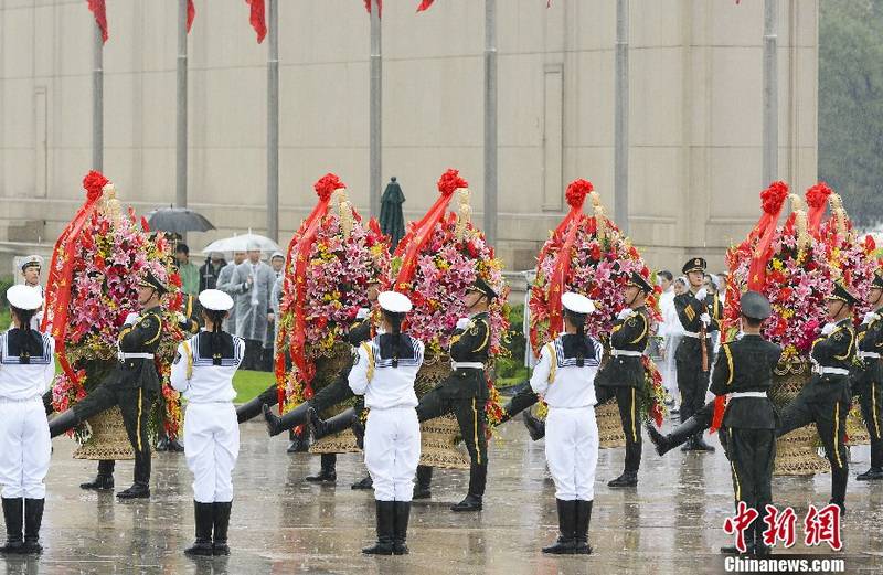 習(xí)近平等黨和國家領(lǐng)導(dǎo)人向人民英雄紀(jì)念碑敬獻(xiàn)花籃