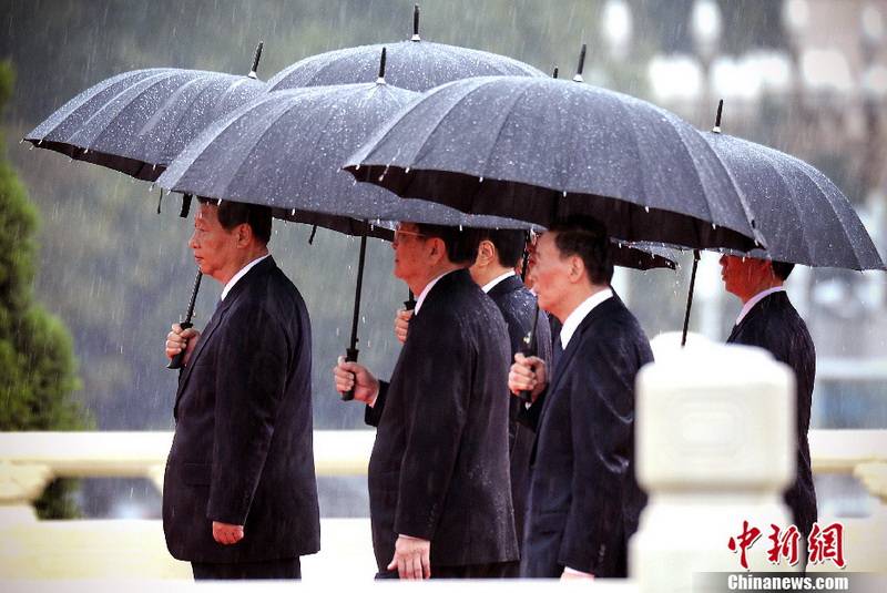 黨和國(guó)家領(lǐng)導(dǎo)人向人民英雄紀(jì)念碑敬獻(xiàn)花籃