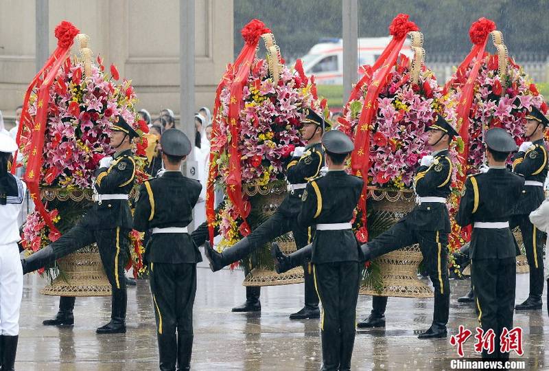 黨和國家領(lǐng)導人向人民英雄紀念碑敬獻花籃