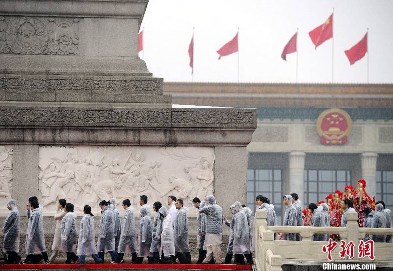 黨和國家領(lǐng)導(dǎo)人向人民英雄紀(jì)念碑敬獻(xiàn)花籃
