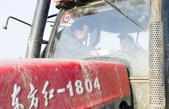 李克強登上駕駛室與農(nóng)機(jī)手交談