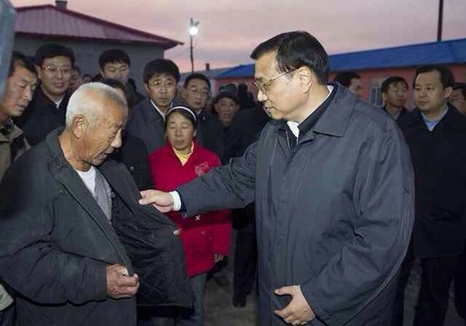 李克強同江夜訪安置點：查墻體安全、摸衣服厚薄