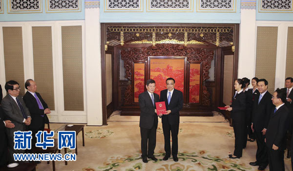 李克強向新聘國務(wù)院參事、中央文史研究館館員頒發(fā)聘書