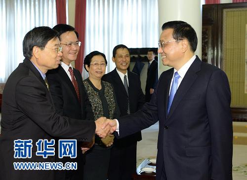 李克強向新聘國務(wù)院參事、中央文史研究館館員頒發(fā)聘書