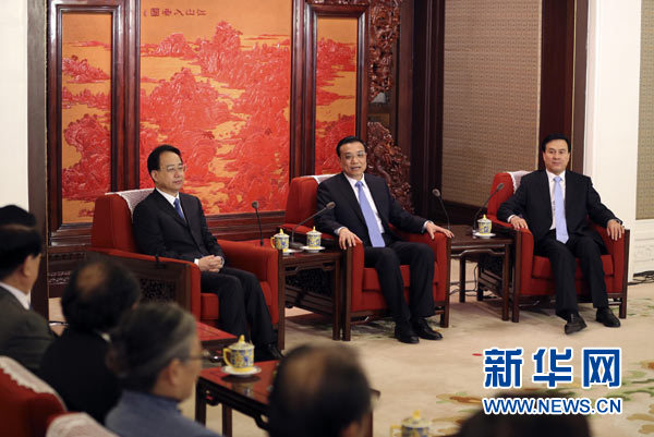 李克強(qiáng)向新聘國務(wù)院參事、中央文史研究館館員頒發(fā)聘書
