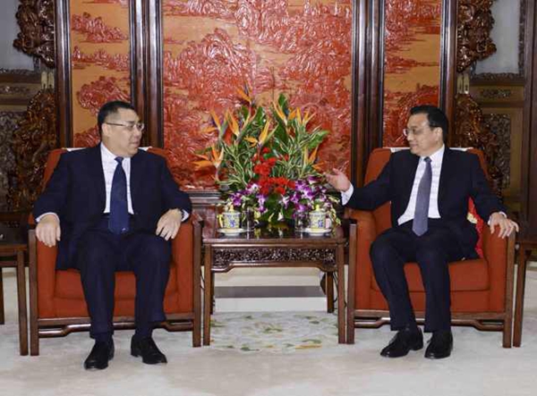 李克強(qiáng)會見澳門特區(qū)行政長官崔世安
