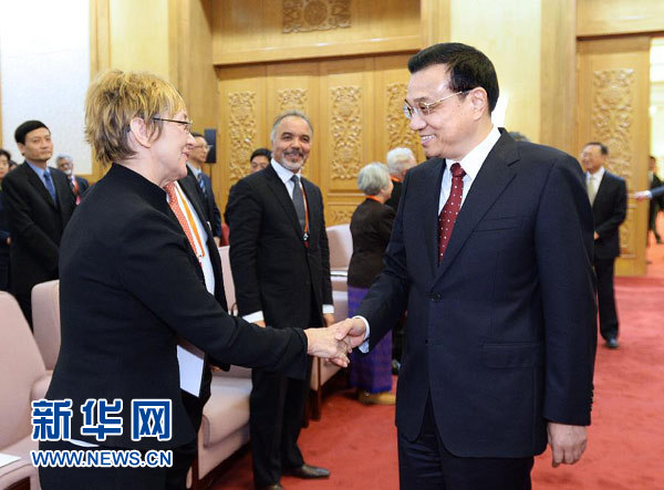 李克強(qiáng)在人民大會(huì)堂同在華部分外國(guó)專家親切座談