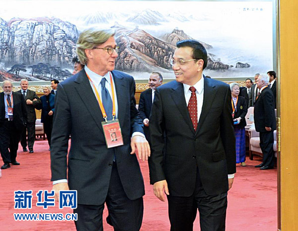 李克強(qiáng)在人民大會堂同在華部分外國專家親切座談