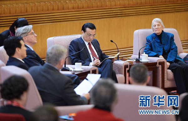 李克強(qiáng)在人民大會(huì)堂同在華部分外國(guó)專(zhuān)家親切座談
