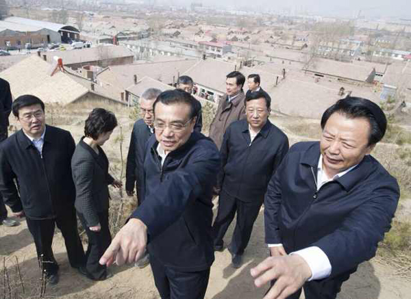 李克強(qiáng)考察赤峰棚戶區(qū)：一定讓你們住上新房