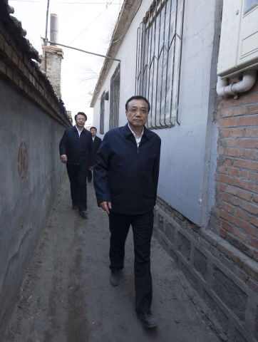 李克強考察赤峰棚戶區(qū)：一定讓你們住上新房