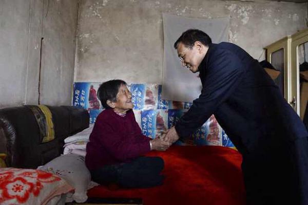 李克強考察赤峰棚戶區(qū)：一定讓你們住上新房