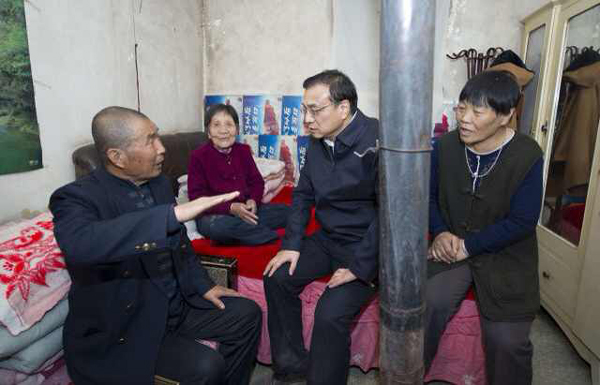 李克強考察赤峰棚戶區(qū)：一定讓你們住上新房