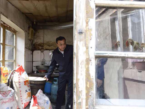 李克強考察赤峰棚戶區(qū)：一定讓你們住上新房