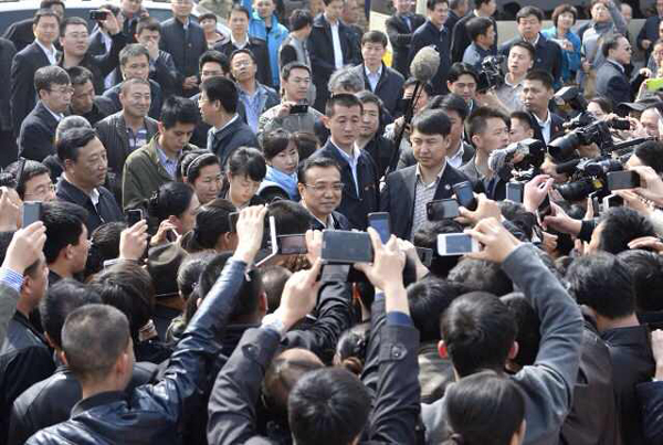 李克強考察赤峰棚戶區(qū)：一定讓你們住上新房