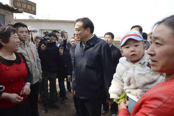 李克強考察赤峰棚戶區(qū)：一定讓你們住上新房