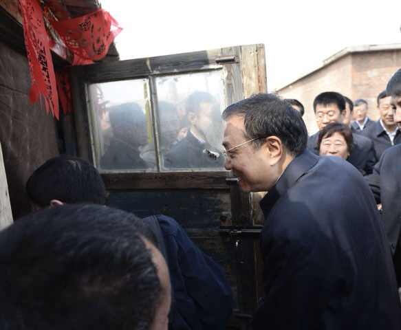 李克強考察赤峰棚戶區(qū)：一定讓你們住上新房