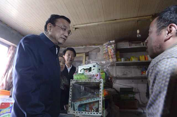 李克強考察赤峰棚戶區(qū)：一定讓你們住上新房
