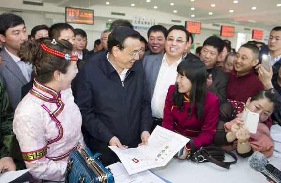 李克強(qiáng)考察基層政務(wù)服務(wù)中心：權(quán)力清單要讓百姓評議
