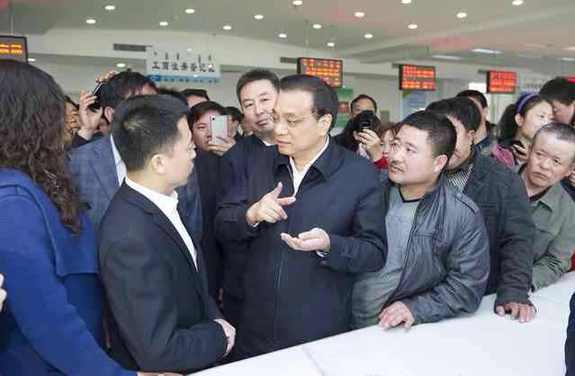 李克強考察基層政務服務中心：權(quán)力清單要讓百姓評議