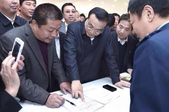 李克強考察基層政務服務中心：權(quán)力清單要讓百姓評議